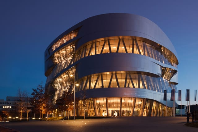 Mercedes-Benz Museum Stuttgart — excursión en la Selva Negra del norte