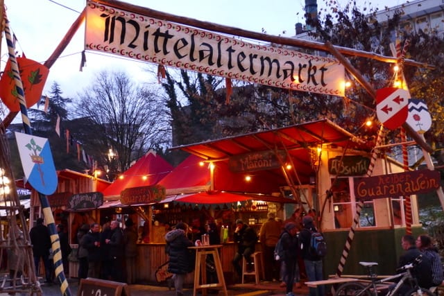 © Das Bollenhuthaus (Eigenaufnahme) Mittelaltermarkt Pforzheim · Blumenhof
