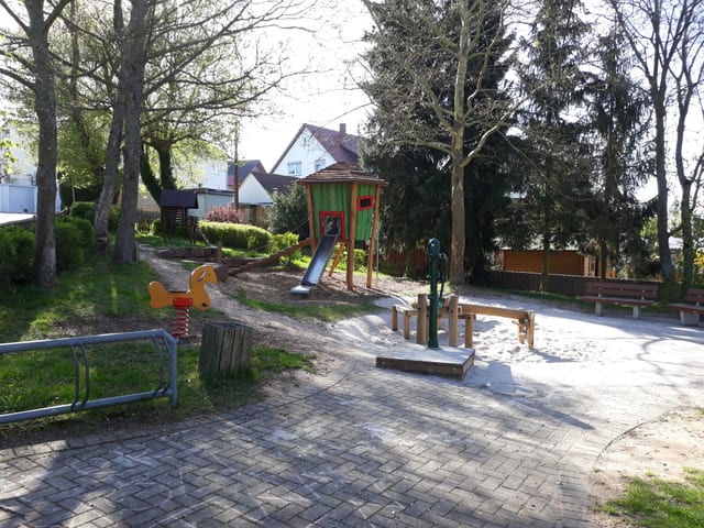 Parque infantil Schulstraße · Mühlhausen — excursión en la Selva Negra del norte