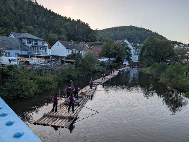 Talhubenflößer auf dem Originalfloß der Nagold beim Talhubenfest Unterreichenbach — Schaufahrt von der Brücke