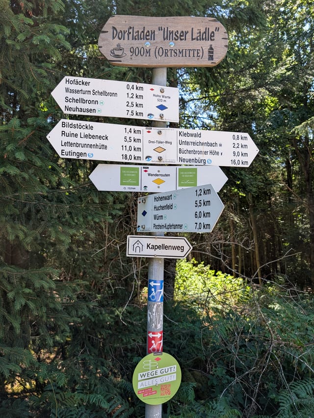 © J. Rasokat Wegweiser an der Hohen Warte (533 m) im Pforzheimer Stadtwald — Schwarzwaldverein, Drei-Täler-Weg, Kapellenweg und weitere Ziele